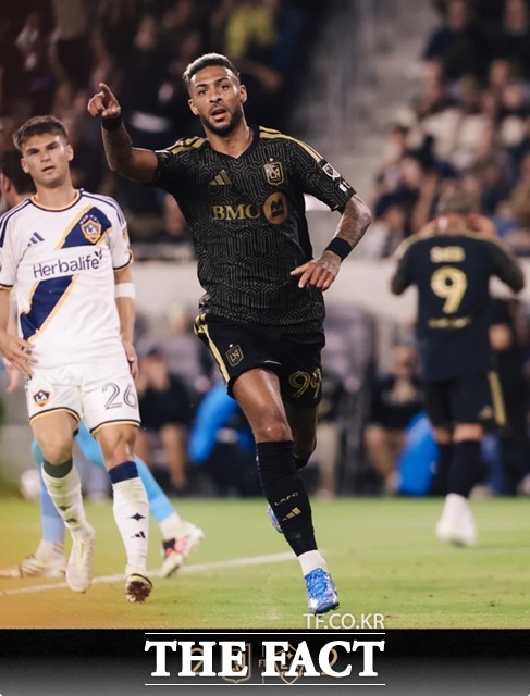0-2로 끌려가던 후반 8분 추격골을 터뜨린 LAFC의 드니 부앙가./LAFC