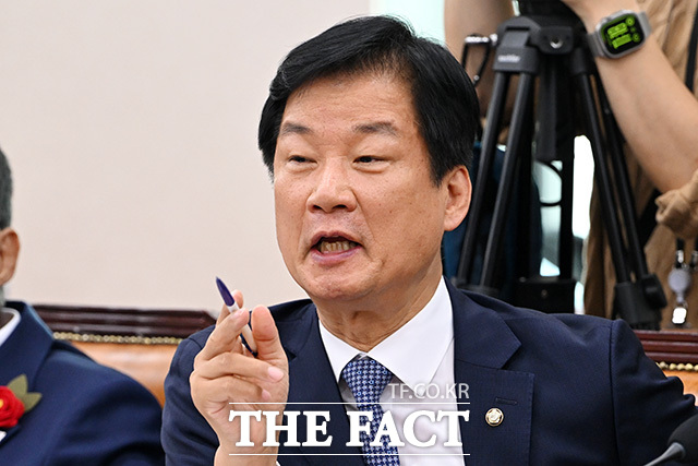 각각 법제사법위원회의 법무부 등에 대한 종합감사 참석한 박균택 의원(왼쪽)과 행정안전위원회의 행정안전부 등에 대한 종합감사 참석한 양부남 의원.