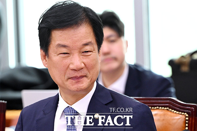 각각 법제사법위원회의 법무부 등에 대한 종합감사 참석한 박균택 의원(왼쪽)과 행정안전위원회의 행정안전부 등에 대한 종합감사 참석한 양부남 의원.