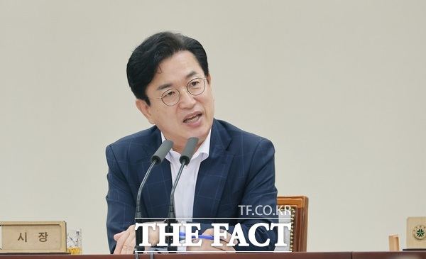 허태정 대전시장이 26일 주간업무회의를 주재하고 있다. /대전시