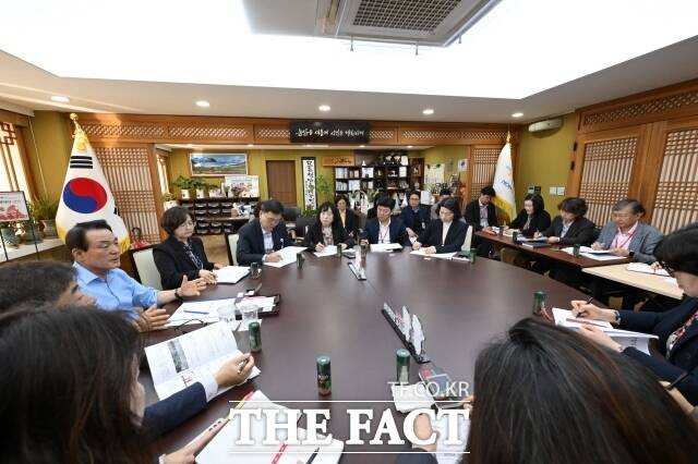 논산시가 26일 백성현 논산시장 주재로 '2026 지방세 체납액 징수대책 보고회'를 열고 있다. /논산시