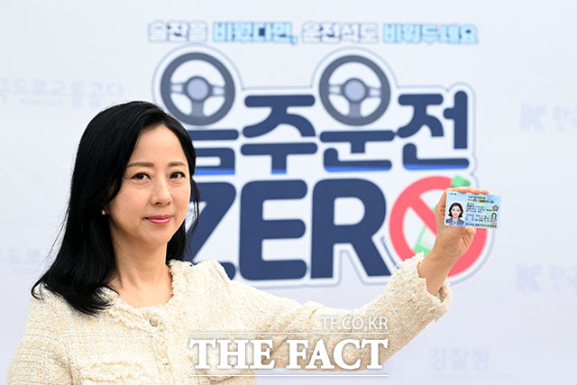 한국도로교통공단과 경찰청이 26일 오전 서울 강서구 강서운전면허시험장에서 음주운전 예방을 위한 ‘음주운전 근절 캠페인’을 진행한 가운데 관계자들이 음주운전 방지장치를 홍보하고 있다. /서예원 기자