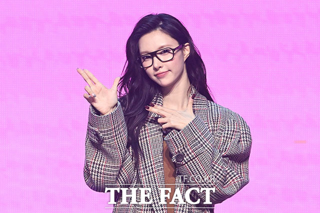 그룹 아일릿(ILLIT)의 윤아와 원희, 민주, 이로하(왼쪽부터)가 26일 오후 서울 용산구 블루스퀘어 우리WON뱅킹홀에서 열린 미니 5집 ‘BREAK EVEN(브레이크 이븐)’ 발매 기념 미디어 쇼케이스에 참석해 포즈를 취하고 있다. /서예원 기자