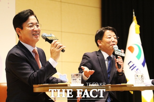 허태정 대전시장이 26일 열린 상생공감투어 네 번째 일정으로 대덕구를 방문한 가운데 한남대학교 서의필홀에서 김찬술 대덕구청장과 함께 주민과의 대화를 진행하고 있다. /정예준 기자