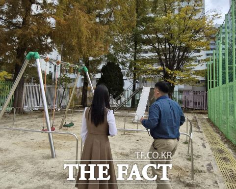 26일 대전시교육청 관계자들이 한 초등학교를 방문해 어린이놀이시설을 점검하고 있다. /대전시교육청