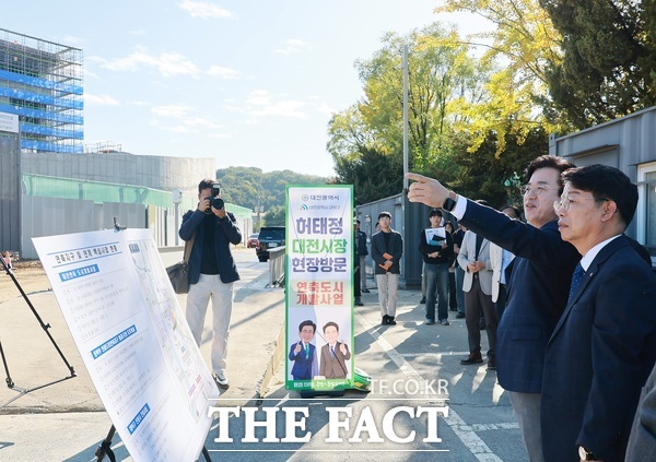 허태정 대전시장이 26일 열린 상생공감투어 네 번째 일정으로 대덕구를 방문한 가운데 연축지구 대덕구 신청사 건립 현장을 점검하고 있다. /대전시