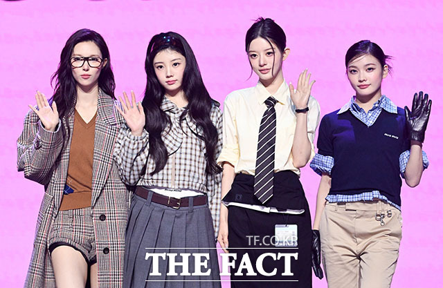 그룹 아일릿(ILLIT)의 윤아와 원희, 민주, 이로하(왼쪽부터)가 26일 오후 서울 용산구 블루스퀘어 우리WON뱅킹홀에서 열린 미니 5집 ‘BREAK EVEN(브레이크 이븐)’ 발매 기념 미디어 쇼케이스에 참석해 포즈를 취하고 있다. /서예원 기자