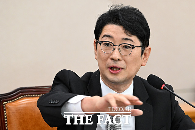 김 여사 골프 관련 영상 재생 문제로 언쟁하는 서영교 위원장과 국민의힘 의원들.