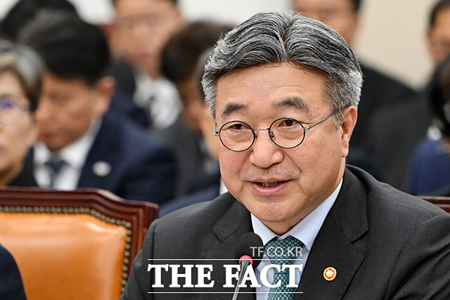 선서하는 김지용 중대범죄수사청장과 참석자들.