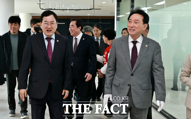 김석기(오른쪽) 의원은 최근 경주시 감포읍 문무대왕 해양역사관을 방문했다. /경주시