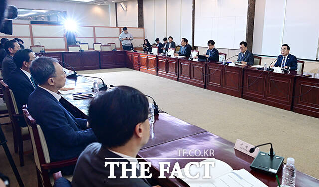박홍근 기획예산처 장관이 26일 오후 서울 종로구 정부서울청사에서 열린 제3차 재정운용전략협의회에 참석해 모두발언을 하고 있다. /임영무 기자