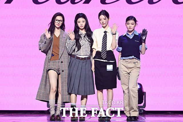 그룹 아일릿 윤아 원희 민주 이로하(왼쪽부터)가 26일 서울 용산구 블루스퀘어 우리 WON뱅킹홀에서 열린 다섯 번째 미니앨범 'BREAK EVEN' 발매 기념 미디어 쇼케이스에 참석해 포즈를 취하고 있다. /서예원 기자