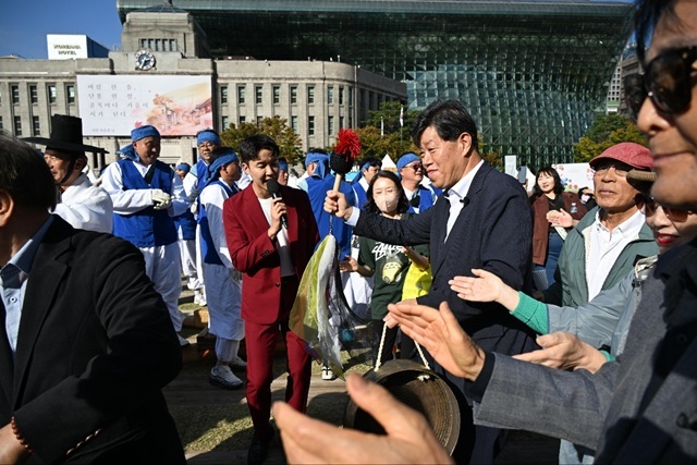 '안동장터'는 서울시와 안동시가 2016년과 2023년 체결한 우호교류 협약을 계기로 마련된 행사로 올해 3회째를 맞았다. 사진은 김의승 서울시 시정고문(전 서울시 행정1부시장)이 개막식에서 징을 치는 모습. /서울시