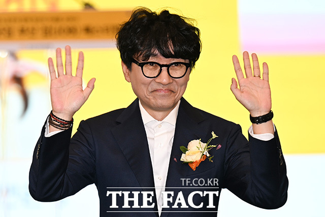 참가자들에게 인사하는 장항준 감독.
