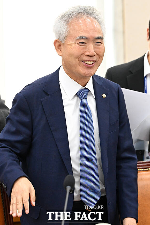 각각 법제사법위원회의 법무부 등에 대한 종합감사 참석한 박균택 의원(왼쪽)과 행정안전위원회의 행정안전부 등에 대한 종합감사 참석한 양부남 의원.