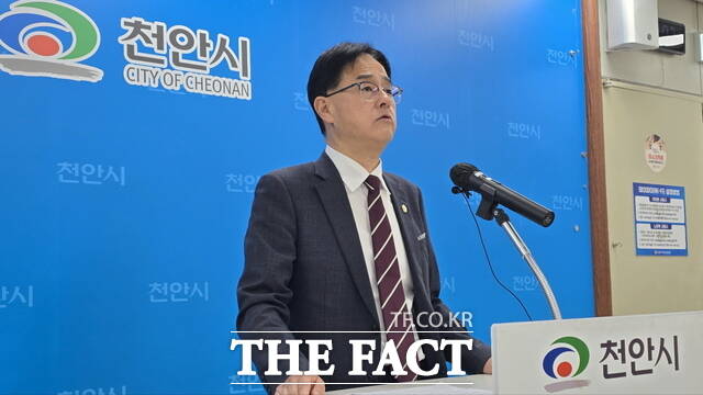 장혁 천안시의원이 26일 천안시청 브리핑실에서 성성호수공원 로컬푸드 직매장 추진 사업과 관련해 사업 전면 검증 필요성을 강조하고 있다. /정효기 기자