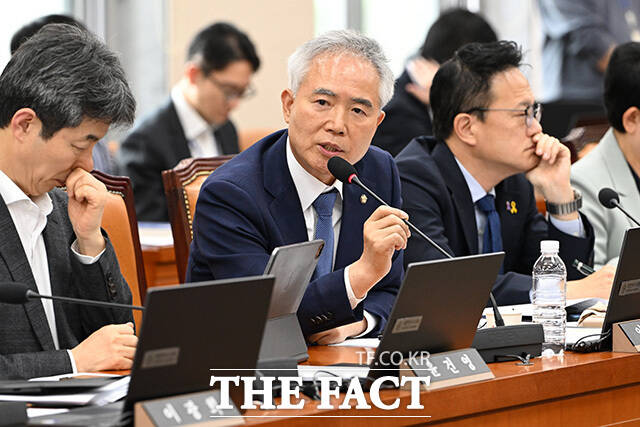 각각 법제사법위원회의 법무부 등에 대한 종합감사 참석한 박균택 의원(왼쪽)과 행정안전위원회의 행정안전부 등에 대한 종합감사 참석한 양부남 의원.