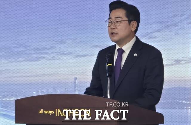 박찬대 인천시장이 26일 시청 대회의실에서 민선9기 산업정책 분야의 방향과 전략을 제시하는 인천 미래산업 리파워링 비전을 발표하고 있다. /김재경 기자