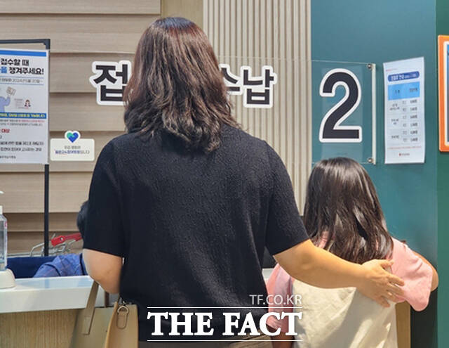 안동시가 맞벌이나 생업 등의 사정으로 보호자가 병원에 함께 가기 어려운 아픈아이를 위해 운영하는 병원진료 동행서비스가 호평받고 있다. /안동시
