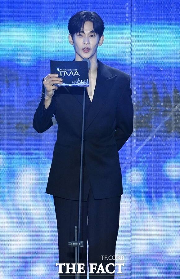 배우 김수현의 소속사가 故 김새론 유족 및 일부 관련자들이 검찰에 송치됐다고 밝혔다. 사진은 지난 9월 개최된 '2026 더팩트 뮤직 어워즈'의 시상자로 참석한 모습. /박헌우 기자