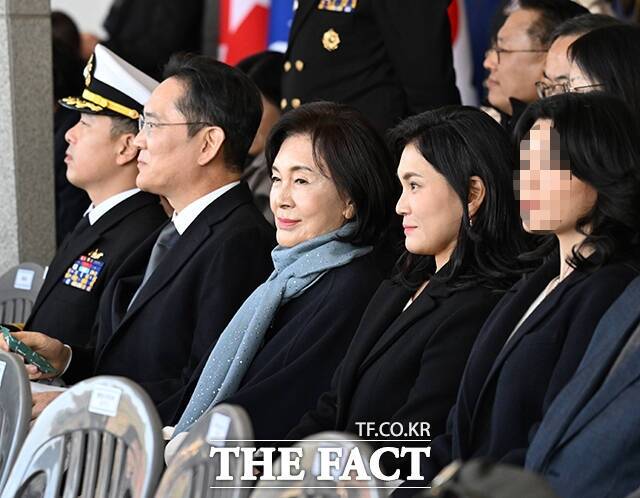 이재용 삼성전자 회장(왼쪽부터)과 홍라희 삼성미술관 리움 명예관장, 이서현 삼성물산 사장 등 삼성가가 임관식에 참석하고 있다. /창원=박헌우 기자