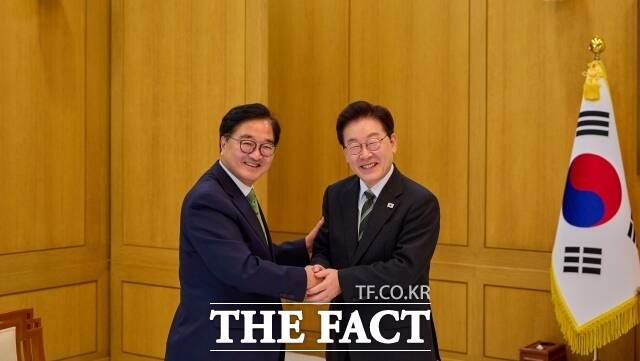 이재명 대통령이 26일 청와대에서 우원식 전 국회의장과 오찬을 갖고 기념촬영을 하고 있다. /청와대