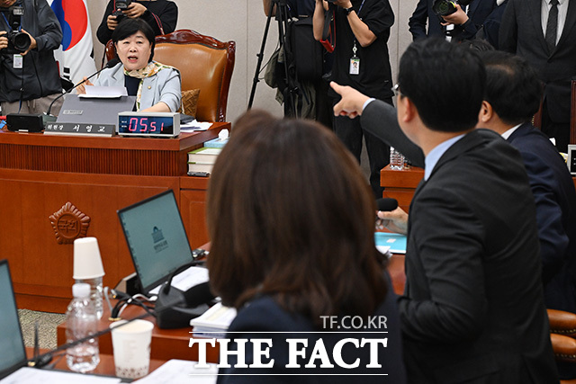 곽규택 국민의힘 의원이 26일 오전 서울 여의도 국회에서 열린 법제사법위원회의 법무부 등에 대한 종합감사에서 서영교 위원장에게 항의하고 있다. /국회=남용희 기자