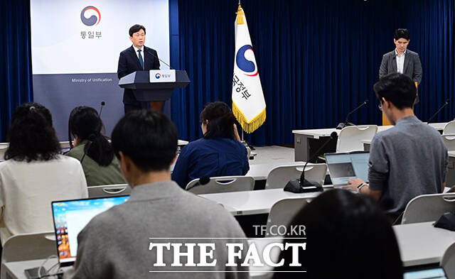 윤민호 통일부 대변인이 26일 오전 서울 종로구 정부서울청사에서 현안 관련 정례브리핑을 하고 있다. /임영무 기자