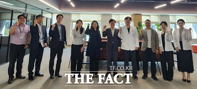 전남광주시산림연구원은 최근 화순전남대학교병원 미래의료혁신센터에서 열린 '암 환자 맞춤형 치유의 숲 조성을 위한 융합연구 착수회의'에 참석해 화순군, 전남대학교 조경학과 등 관계기관과 산림치유 효과 검증과 치유환경 개선을 위한 협력 방안을 논의했다. /전남광주시