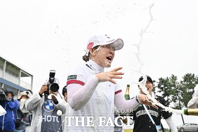 대회 최종일 4타차 열세를 딛고 역전 우승을 차지한 일본의 요시다 유리가 동료들로 부터 축하의 샴페인 세례를 받고 있다. 국내에서 열린 LPGA 정규투어에서 일본 선수가 우승한 것은 이번이 처음이다./BMW레이디스챔피언십 대회 조직위 제공