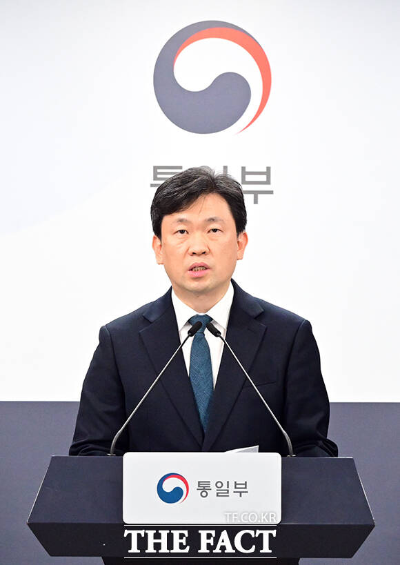 윤민호 통일부 대변인이 26일 오전 서울 종로구 정부서울청사에서 현안 관련 정례브리핑을 하고 있다. /임영무 기자
