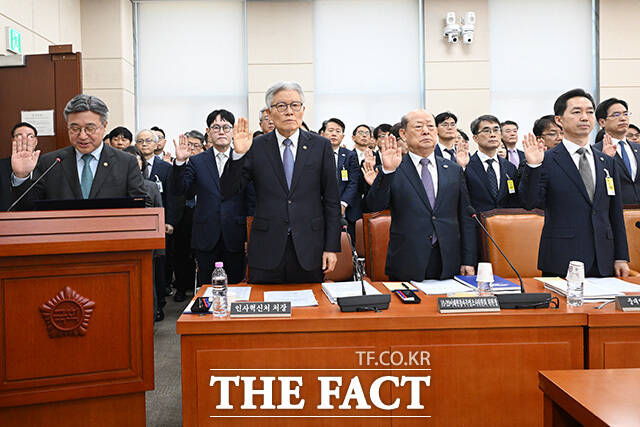 선서하는 김지용 중대범죄수사청장과 참석자들.