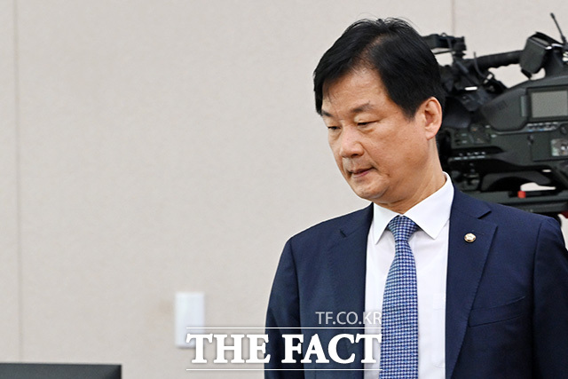 각각 법제사법위원회의 법무부 등에 대한 종합감사 참석한 박균택 의원(왼쪽)과 행정안전위원회의 행정안전부 등에 대한 종합감사 참석한 양부남 의원.