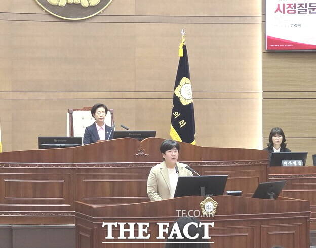 고락희 천안시의원이 제293회 제1차 정례회 본회의에서 시정질문을 하고 있다. /정효기 기자