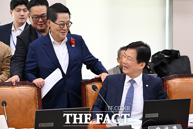 각각 법제사법위원회의 법무부 등에 대한 종합감사 참석한 박균택 의원(왼쪽)과 행정안전위원회의 행정안전부 등에 대한 종합감사 참석한 양부남 의원.