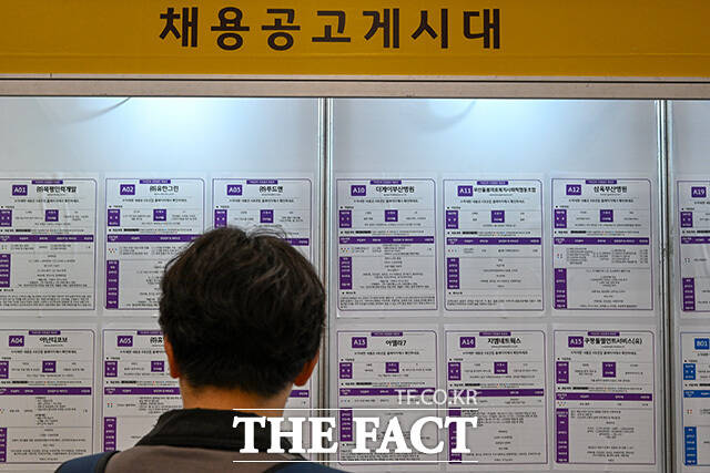 박람회 방문객들로 대기 줄이 붐비고 있다.