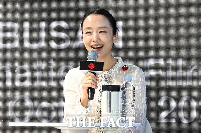 미국 연예매체 할리우드 리포터가 영화 '가능한 사랑'에 출연한 전도연이 한국인 최초로 아카데미 여우주연상 후보에 오를 수 있다고 전망했다. 사진은 10월 7일 오후 부산 해운대구 영화의전당 루프씨어터에서 열린 영화 '가능한 사랑' 오픈토크 행사에 참석해 질의에 답하고 있는 모습. /김성렬 기자