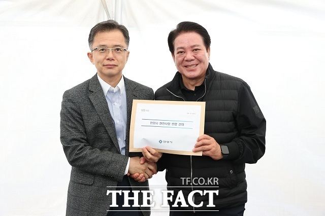 최대호 안양시장(오른쪽)이 김석기 국토부 건설정책국장에게 지난 24일 박달스마트시티 조성 사업의 개발제한구역 해제와 위례과천선 안양권 연장 사업의 국가계획 반영을 요청하는 건의서를 전달했다. /안양시