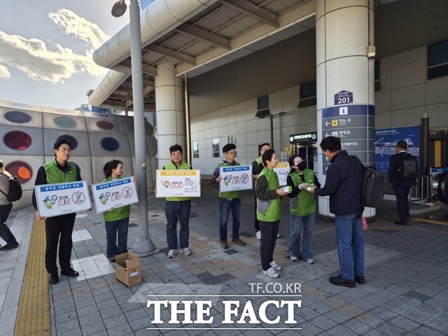 광주환경공단이 지난 21일 광주송정역 일원에서 시민들을 대상으로 '올바른 물 사용·절약 캠페인'을 전개했다고 밝혔다. /광주환경공단