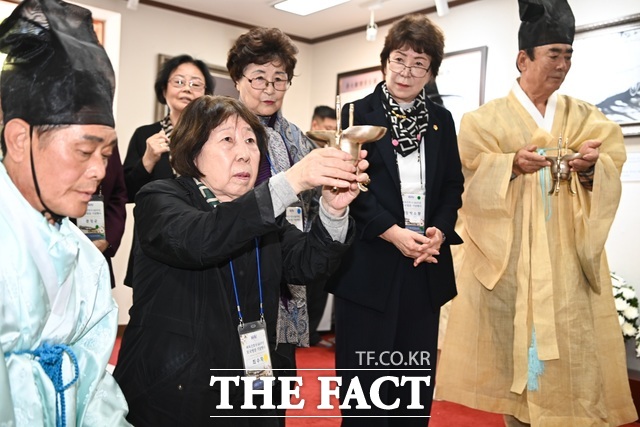 26일 구미시 박정희 대통령 생가에서 열린 박정희 대통령 서거 47주기 추모제 및 추도식에서 파독간호사 60주년을 맞아 고국을 찾은 재독한인간호협회 회원들이 술잔을 올리며 고인을 추모하고 있다. /구미시