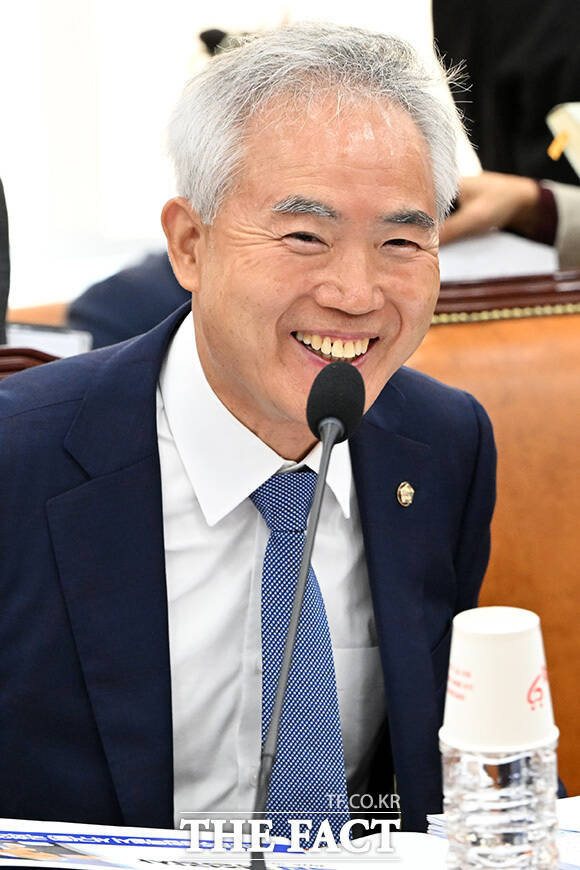각각 법제사법위원회의 법무부 등에 대한 종합감사 참석한 박균택 의원(왼쪽)과 행정안전위원회의 행정안전부 등에 대한 종합감사 참석한 양부남 의원.