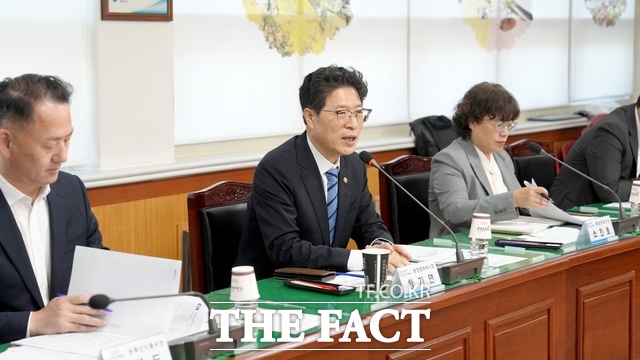 황기연 전남광주시 행정문화부시장이 26일 무안군청 상황실서 열린 군공항 이전 관련 무안 지원사업 TF 2차 회의에서 무안군 요청 정부 건의 사업 등 지원 방안을 논의하고 있다. /전남광주시