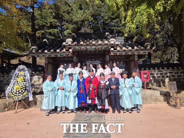 청양군이 26일 모덕사에서 면암 최익현 선생의 추계 추모 제향을 엄숙하게 봉행하고 관계자들이 기념 촬영을 하고 있다. /청양군