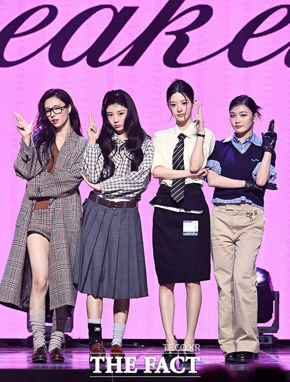 그룹 아일릿(ILLIT)의 윤아와 원희, 민주, 이로하(왼쪽부터)가 26일 오후 서울 용산구 블루스퀘어 우리WON뱅킹홀에서 열린 미니 5집 ‘BREAK EVEN(브레이크 이븐)’ 발매 기념 미디어 쇼케이스에 참석해 포즈를 취하고 있다. /서예원 기자