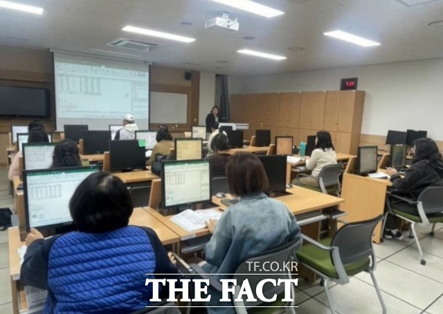순천시가 운영하는 평생학습 프로그램 모두愛학교에서 시민들이 컴퓨터 수업을 듣고 있다. /순천시