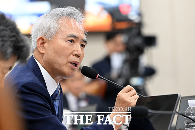 각각 법제사법위원회의 법무부 등에 대한 종합감사 참석한 박균택 의원(왼쪽)과 행정안전위원회의 행정안전부 등에 대한 종합감사 참석한 양부남 의원.