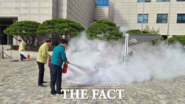26일 대전시교육청 청사에서 자위소방대원들이 둔산소방서 샘머리119안전센터와 함께 합동소방훈련을 진행하고 있다. /대전시교육청