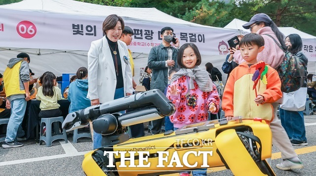 신계용 과천시장(왼쪽)이 지난 24일 제24회 토리아리 과학축제에서 어린이들과 과학 체험 시설을 둘러보고 있다. /과천시