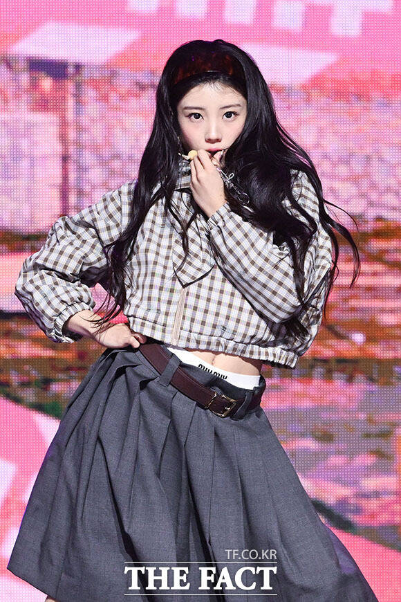그룹 아일릿(ILLIT)의 원희(가운데)가 26일 오후 서울 용산구 블루스퀘어 우리WON뱅킹홀에서 열린 미니 5집 ‘BREAK EVEN(브레이크 이븐)’ 발매 기념 미디어 쇼케이스에서 타이틀곡 ‘체포하겠어’ 무대를 선보이고 있다. /서예원 기자