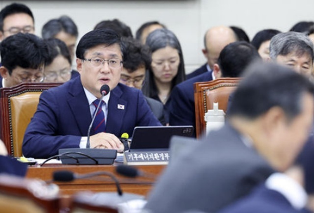 김성환 기후에너지환경부 장관이 26일 열린 국회 기후에너지환경노동위원회 종합국정감사에서 답변을 하고 있다. /뉴시스